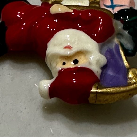 Vintage Santa Brooch Pin Molded Plastic Sitting In A Chair Christmas - Picture 4 of 8